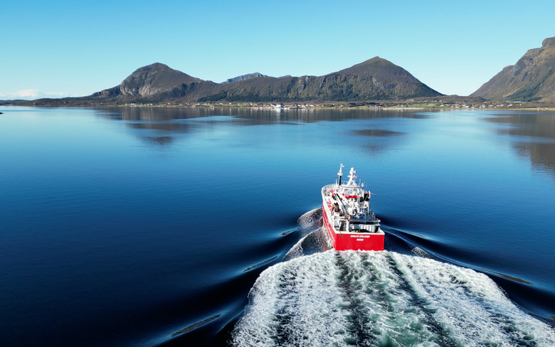 Typisk Meløy. Blikkstille hav, bare brutt av travel fiskebåt - her 